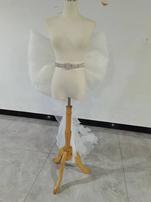 可愛い ふっくら柔らかなバックリボン オフホワイト ビジュー ウエディングドレス 1枚目の画像