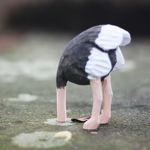 超うけるんだ！ 木彫りの没頭ダチョウ 置物 ギフト プレゼント ギフト