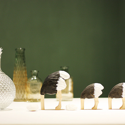 超うけるんだ！ 木彫りの没頭ダチョウ 置物 ギフト プレゼント ギフト