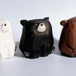 三冊の本にもたれる正装した木彫りのクマ 置物 ディスプレイ 三冊の本にもたれる正装した木彫りのクマ 置物 ディスプレイ