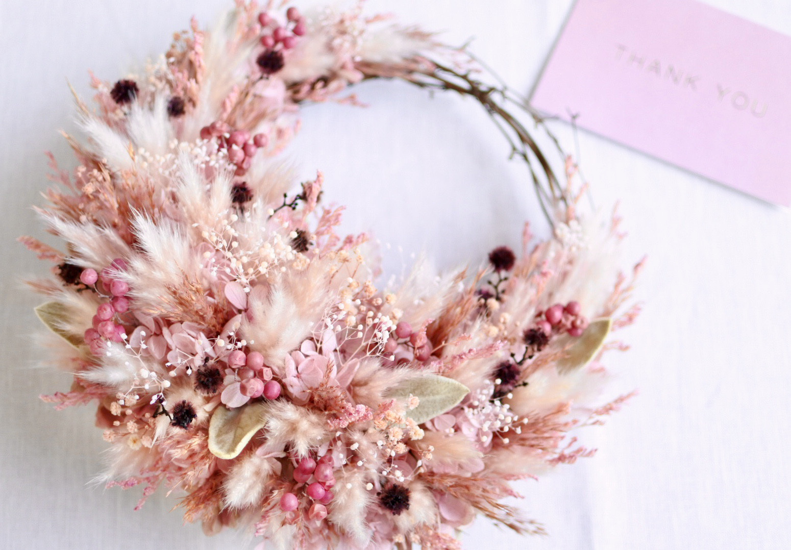 アンティークピンクのふわふわ三日月リース　プリザーブドフラワー　ドライフラワー　パンパス