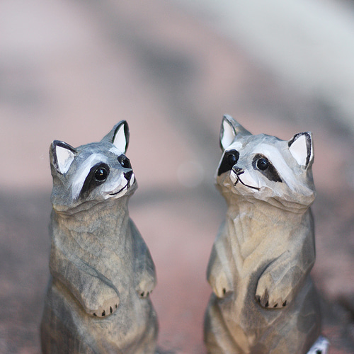 木彫りのアライグマ 2点セット バスウッド置物 ギフト