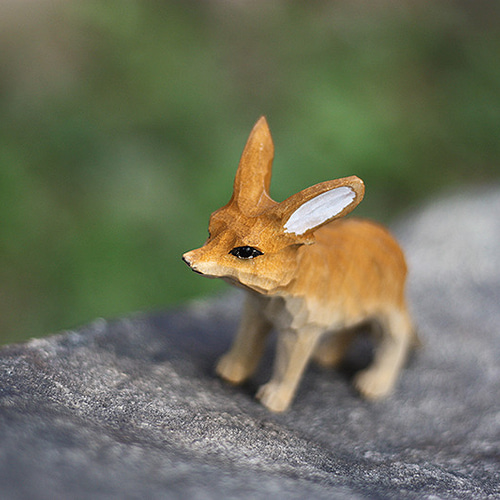 萌える！ 大きな耳のキツネちゃん 木彫りのキツネちゃん 置物 ギフト