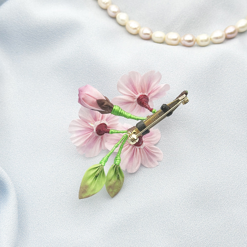 繊細な花びらの手染め羽二重 桜のコサージュ ブローチ /つまみ細工