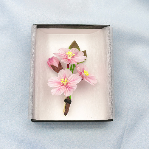 繊細な花びらの手染め羽二重 桜のコサージュ ブローチ /つまみ細工