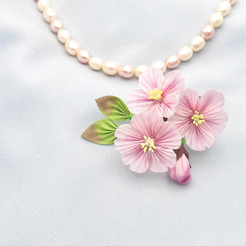 繊細な花びらの手染め羽二重 桜のコサージュ ブローチ /つまみ細工