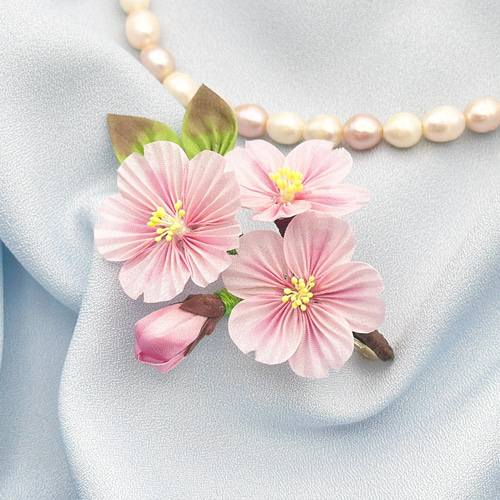 繊細な花びらの手染め羽二重 桜のコサージュ ブローチ /つまみ細工