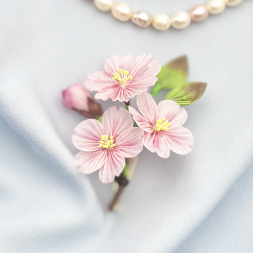 繊細な花びらの手染め羽二重 桜のコサージュ ブローチ /つまみ細工