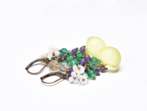 耳環由豐滿的古董鈾玻璃、笨重的紫水晶和綠瑪瑙、白色珍珠貝小花和古董波西米亞珠製成。 第5張的照片