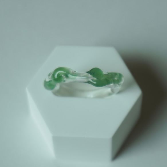 ニュアンス　グリーン　緑　くねくね　大人　リング　ガラスリング　指輪　ボロシリケイトガラス　ガラスアクセサリー 2枚目の画像