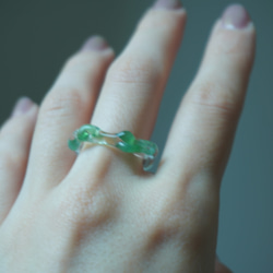 ニュアンス　グリーン　緑　くねくね　大人　リング　ガラスリング　指輪　ボロシリケイトガラス　ガラスアクセサリー 3枚目の画像