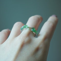 ニュアンス　グリーン　緑　くねくね　大人　リング　ガラスリング　指輪　ボロシリケイトガラス　ガラスアクセサリー 4枚目の画像