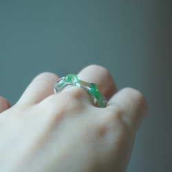 ニュアンス　グリーン　緑　くねくね　大人　リング　ガラスリング　指輪　ボロシリケイトガラス　ガラスアクセサリー 5枚目の画像