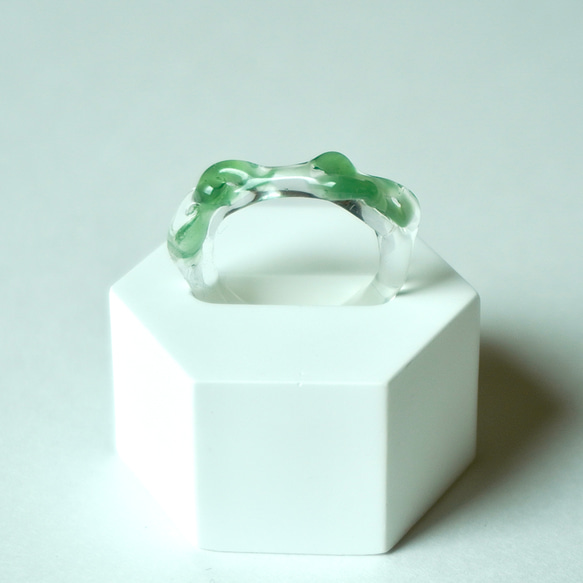 安い ニュアンス グリーン 緑 くねくね 大人 リング ガラスリング 指輪