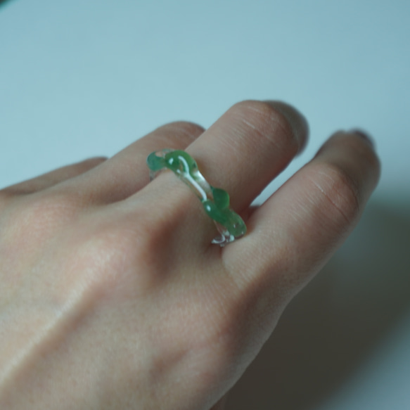 ニュアンス　グリーン　緑　くねくね　大人　リング　ガラスリング　指輪　ボロシリケイトガラス　ガラスアクセサリー 6枚目の画像