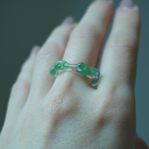 ニュアンス　グリーン　緑　くねくね　大人　リング　ガラスリング　指輪　ボロシリケイトガラス　ガラスアクセサリー 7枚目の画像