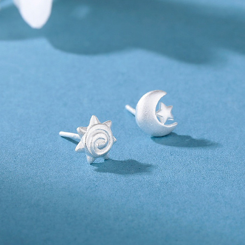 シルバー925 小ぶり 艶消し 月 太陽 ピアス つけっぱなし 小さめ