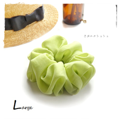 モスグリーン&生成りホワイトのシュシュ ヘアゴム ふんわり 緑 白