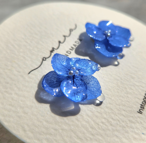 紫陽花と雨粒の雫のイヤリング(ピアス変更可)　フラワー　アクセサリー　青い　お花　シンプル　和装　浴衣　着物　涼しげ　 2枚目の画像