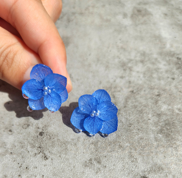 紫陽花と雨粒の雫のイヤリング(ピアス変更可)　フラワー　アクセサリー　青い　お花　シンプル　和装　浴衣　着物　涼しげ　 7枚目の画像