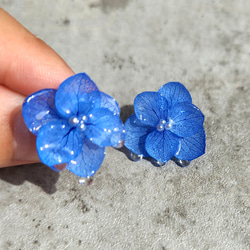 紫陽花と雨粒の雫のイヤリング(ピアス変更可)　フラワー　アクセサリー　青い　お花　シンプル　和装　浴衣　着物　涼しげ　 4枚目の画像