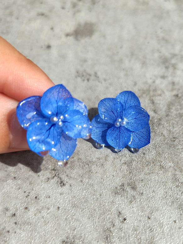 紫陽花と雨粒の雫のイヤリング(ピアス変更可)　フラワー　アクセサリー　青い　お花　シンプル　和装　浴衣　着物　涼しげ　 4枚目の画像