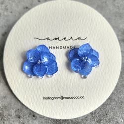 紫陽花と雨粒の雫のイヤリング(ピアス変更可)　フラワー　アクセサリー　青い　お花　シンプル　和装　浴衣　着物　涼しげ　 3枚目の画像