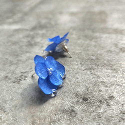 紫陽花と雨粒の雫のイヤリング(ピアス変更可)　フラワー　アクセサリー　青い　お花　シンプル　和装　浴衣　着物　涼しげ　 6枚目の画像