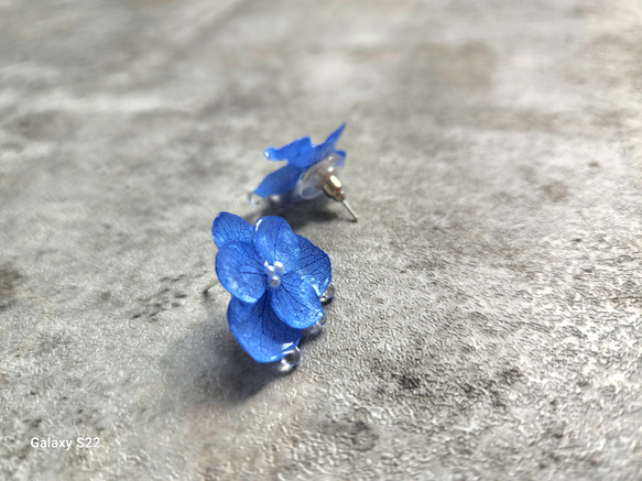 紫陽花と雨粒の雫のイヤリング(ピアス変更可)　フラワー　アクセサリー　青い　お花　シンプル　和装　浴衣　着物　涼しげ　 6枚目の画像