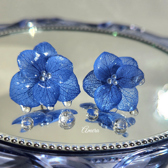 紫陽花と雨粒の雫のイヤリング(ピアス変更可)　フラワー　アクセサリー　青い　お花　シンプル　和装　浴衣　着物　涼しげ　 1枚目の画像