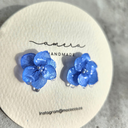 紫陽花と雨粒の雫のイヤリング(ピアス変更可)　フラワー　アクセサリー　青い　お花　シンプル　和装　浴衣　着物　涼しげ　 5枚目の画像