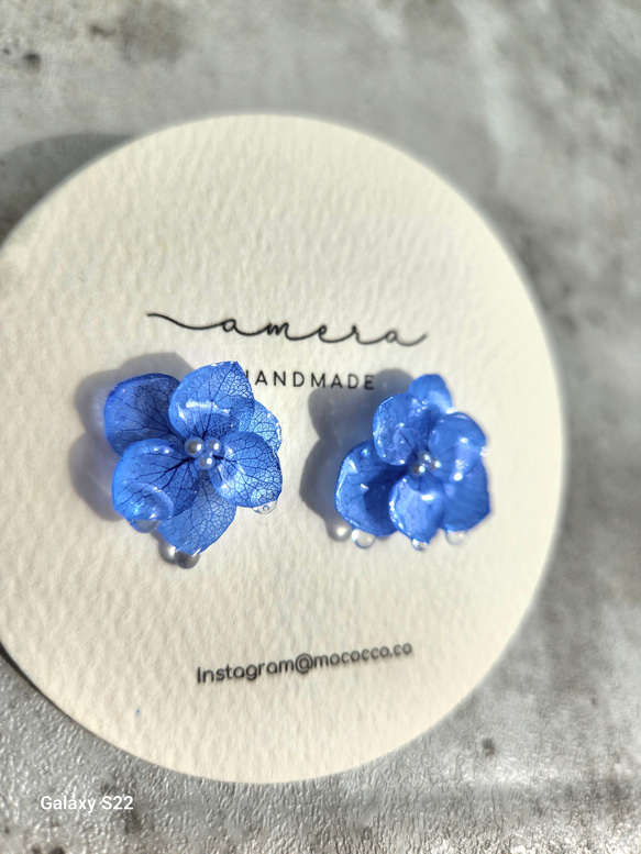 紫陽花と雨粒の雫のイヤリング(ピアス変更可)　フラワー　アクセサリー　青い　お花　シンプル　和装　浴衣　着物　涼しげ　 5枚目の画像