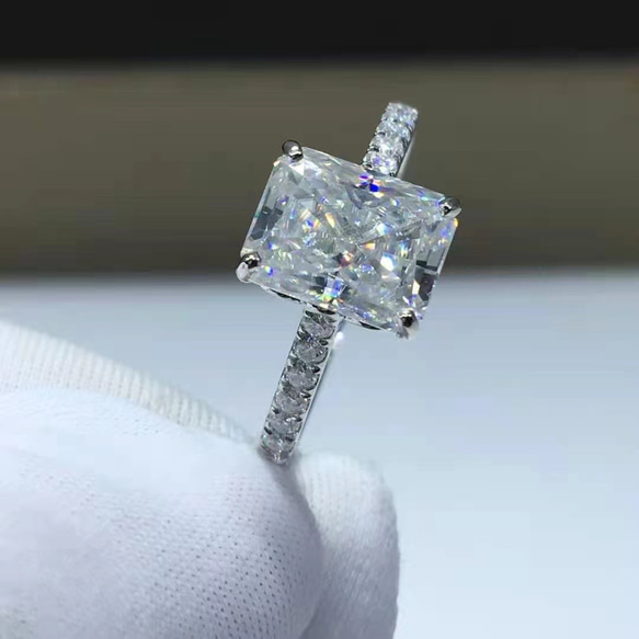 newデザイン】モアサナイト リング K18WG おっきかっ 