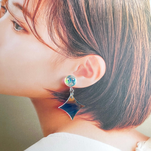 近未来-オーロラアクリルの大ぶりピアス(イヤリング) 小顔 目立つ 派手