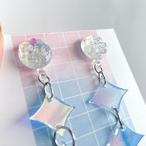 雪の結晶-オーロラアクリルの大ぶりピアス(イヤリング) 小顔
