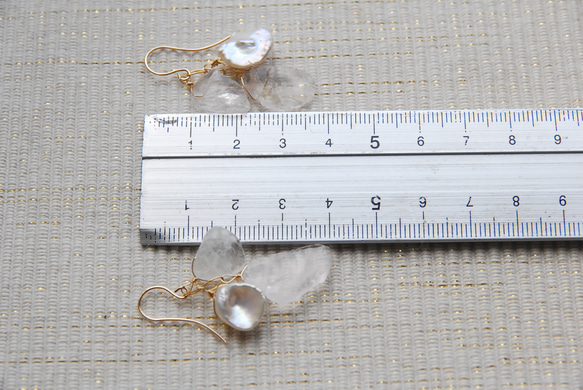 原石玫瑰石英和罌粟珍珠花瓣堆疊耳環白色 14kgf 第5張的照片