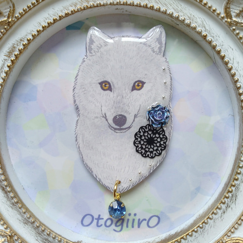 見つめる狼のブローチ（ブルー系） ブローチ OtogiirO 通販 17358694