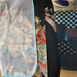 平安絵巻柄　黒留袖リメイク　絹　ワンプリーツスカート 18枚目の画像