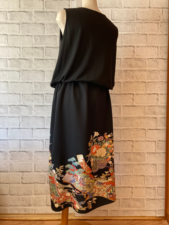 平安絵巻柄　黒留袖リメイク　絹　ワンプリーツスカート 4枚目の画像