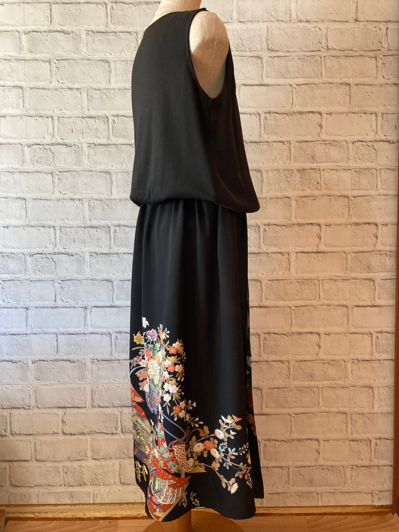 平安絵巻柄　黒留袖リメイク　絹　ワンプリーツスカート 6枚目の画像