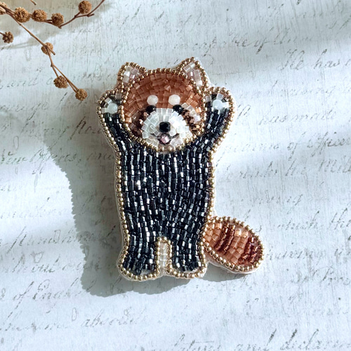 ビーズのオートクチュール刺繍ブローチ・レッサーパンダ（いかくの