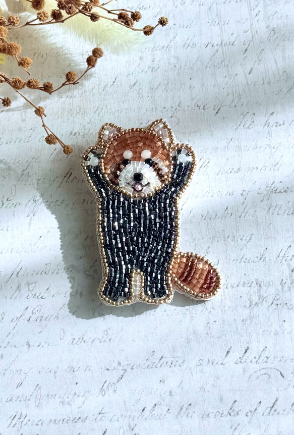 ビーズのオートクチュール刺繍ブローチ・レッサーパンダ（いかくの