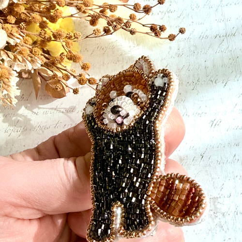 ビーズのオートクチュール刺繍ブローチ・レッサーパンダ（いかくの