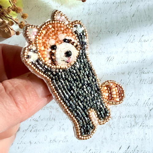 ビーズのオートクチュール刺繍ブローチ・レッサーパンダ（いかくの