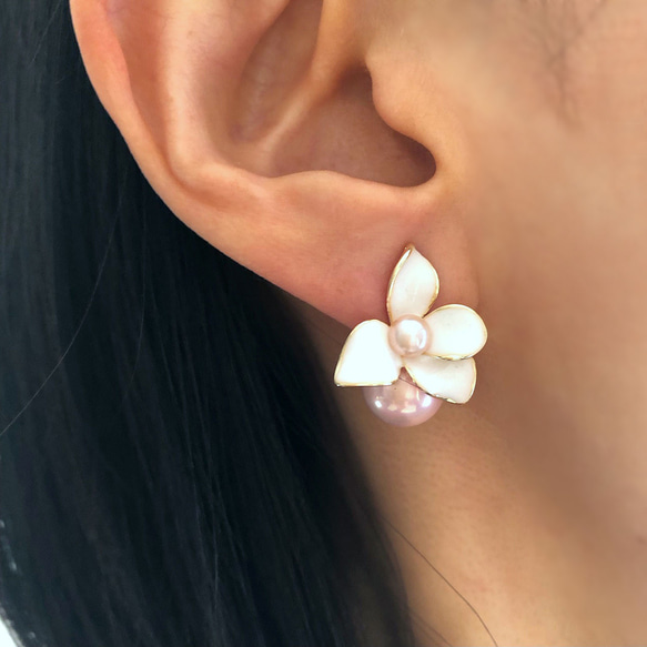 《特集掲載》桜色シェルパールと白いお花のピアス 7枚目の画像