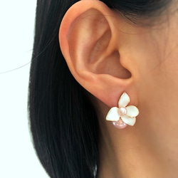 《特集掲載》桜色シェルパールと白いお花のピアス 8枚目の画像