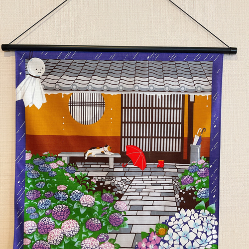 四季彩布タペストリー【6月 みけの雨宿り】軸付きタペストリー 雨音