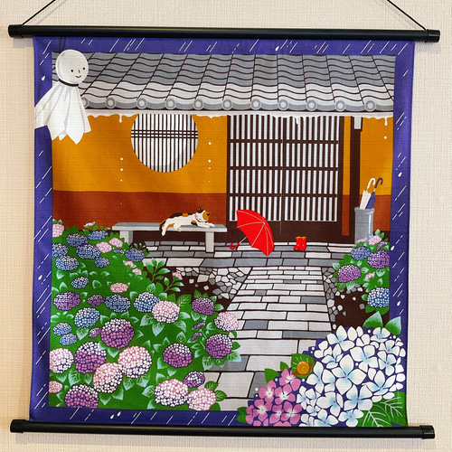 四季彩布タペストリー【6月 みけの雨宿り】軸付きタペストリー 雨音