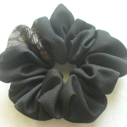 ゴム交換可能 黒色系 アクセント縫い取り刺繡 シュシュ シルク 着物リメイク 1枚目の画像