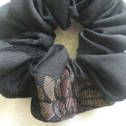 ゴム交換可能 黒色系 アクセント縫い取り刺繡 シュシュ シルク 着物リメイク 4枚目の画像